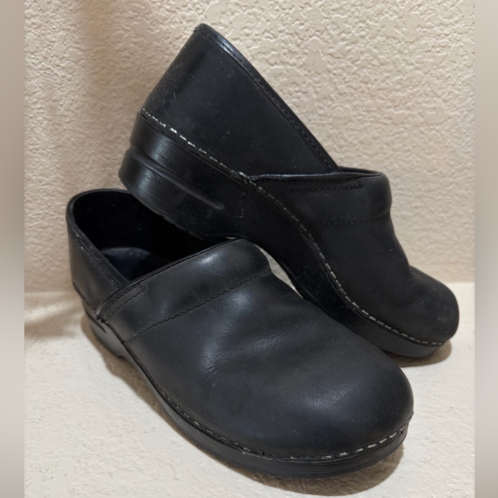 Dansko Professional Black Oiled Leather Clogs Women 40 EU / US 9 Slip On Classic